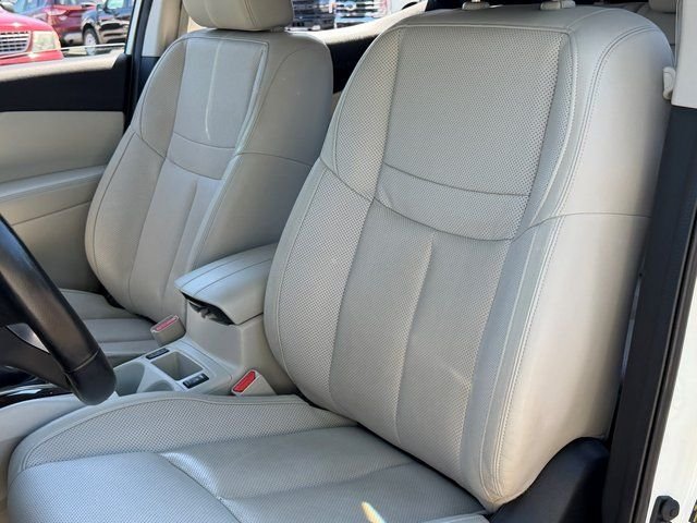 Used 2022 White Nissan SL image 33