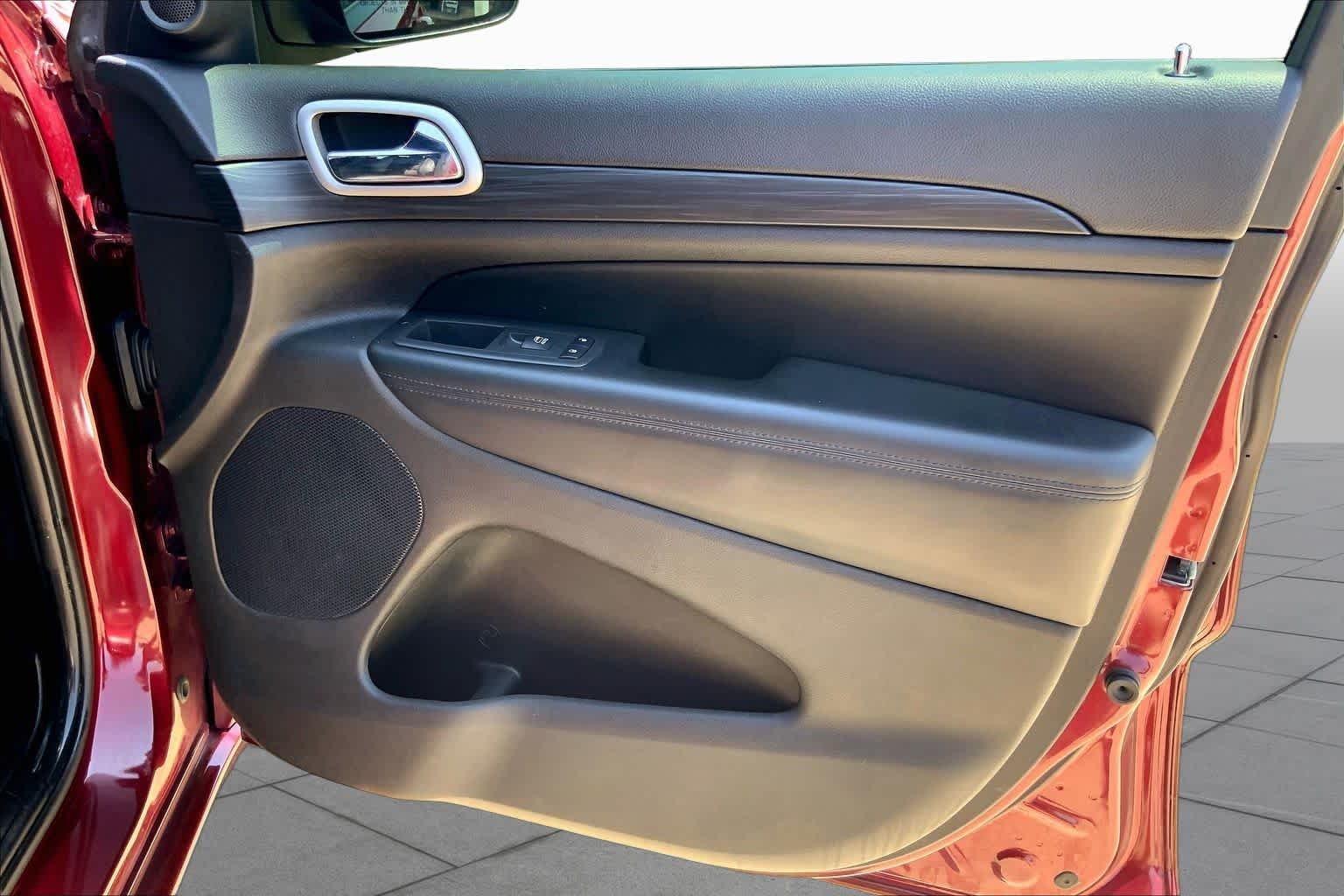 Used 2020 Velvet Red Pearlcoat Jeep Altitude image 22