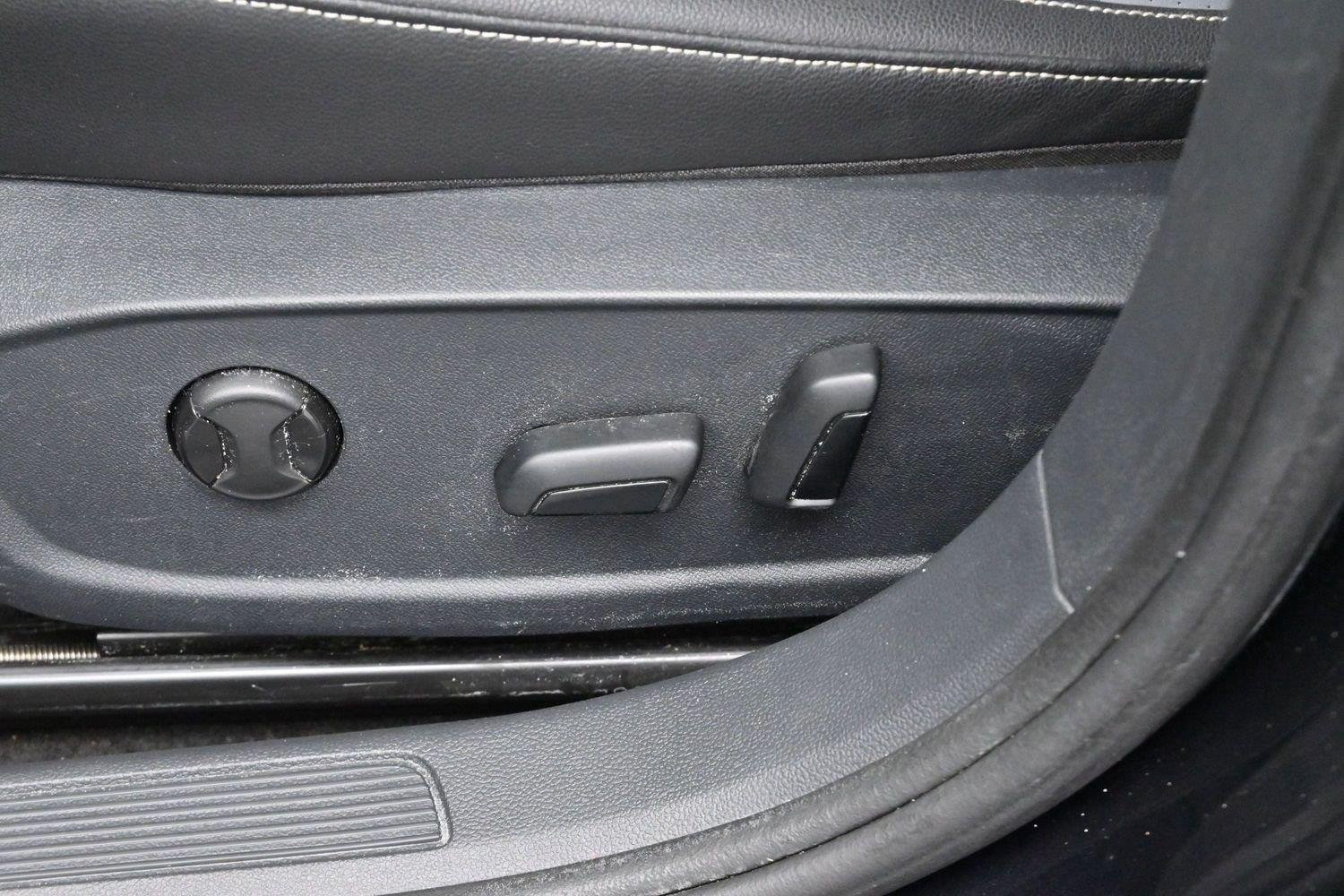Used 2025 Deep Black Pearl Volkswagen SE image 15