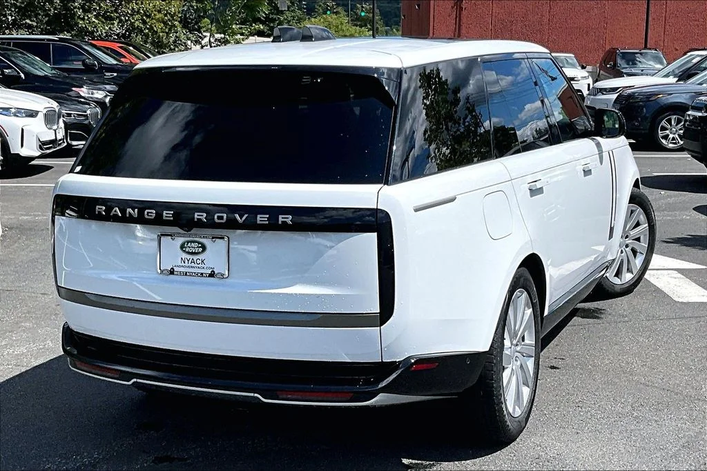 Used 2024 White Land Rover SE image 2