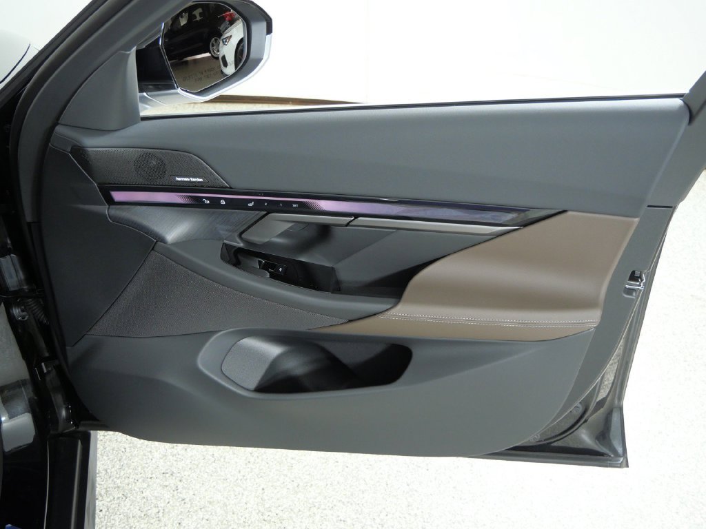 New 2027 Black Sapphire Metallic BMW 530i xDrive image 19