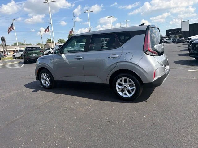 Used 2025  Kia LX image 17