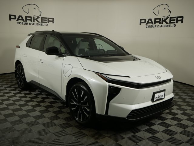 New 2027 Wind Chill Pearl with Midnight Black Metallic roof Toyota Limited image 4