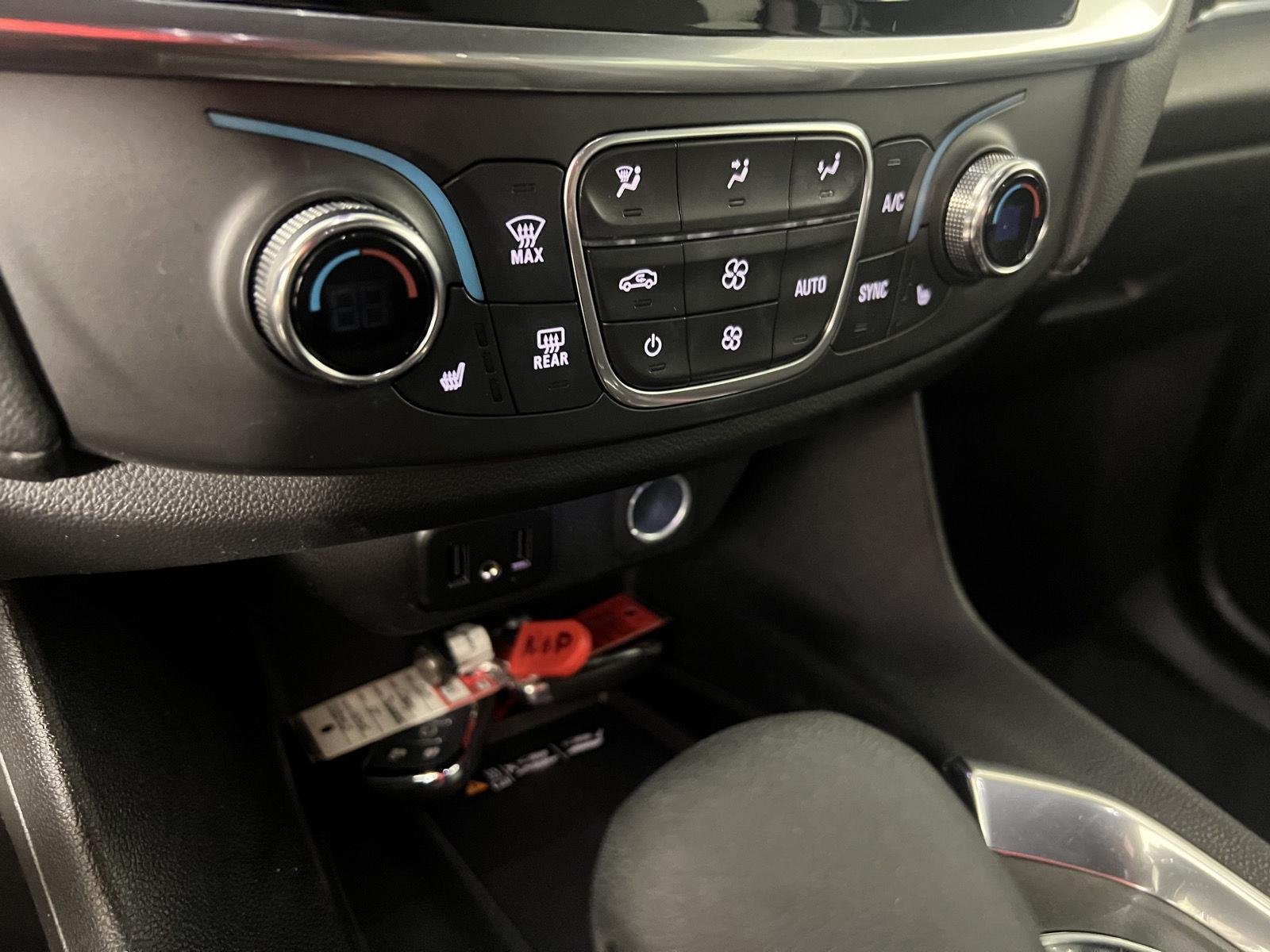 Used 2023 Iridescent Pearl Tricoat Chevrolet LT Cloth image 18