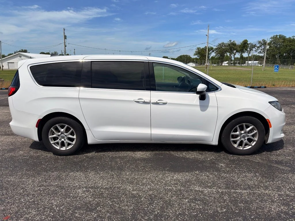 Used 2022 White Chrysler LX image 7