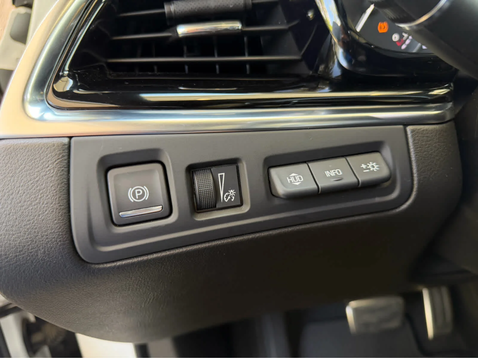Used 2021 Crystal White Tricoat Cadillac Sport image 15