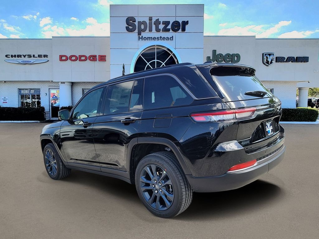 New 2026 Diamond Black Crystal Pearl-Coat Exterior Paint Jeep  image 3