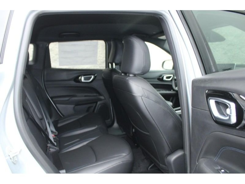 New 2026 Silver Zynith Metallic Clear-Coat Exterior Paint Jeep Limited Altitude 4x4 image 9