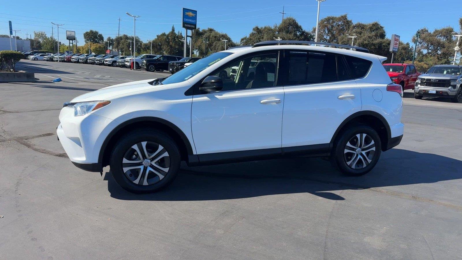 2017 Toyota RAV4 LE - Photo 7