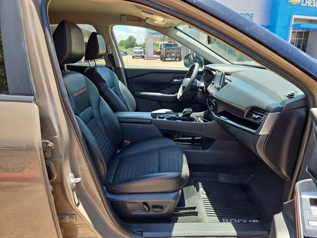 Used 2025  Nissan Rock Creek image 16