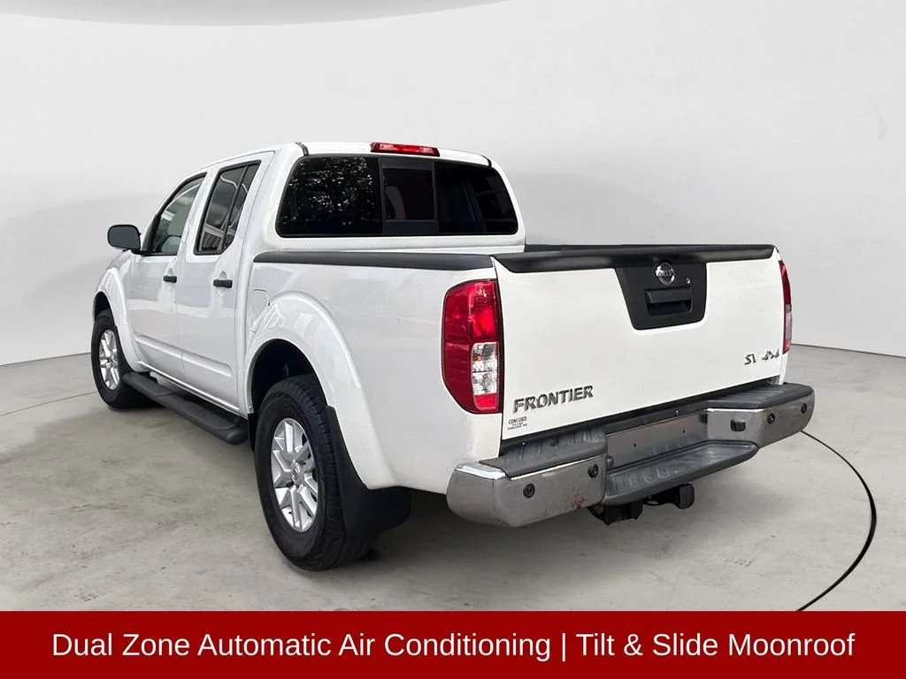 Used 2017 Glacier White Nissan  image 3