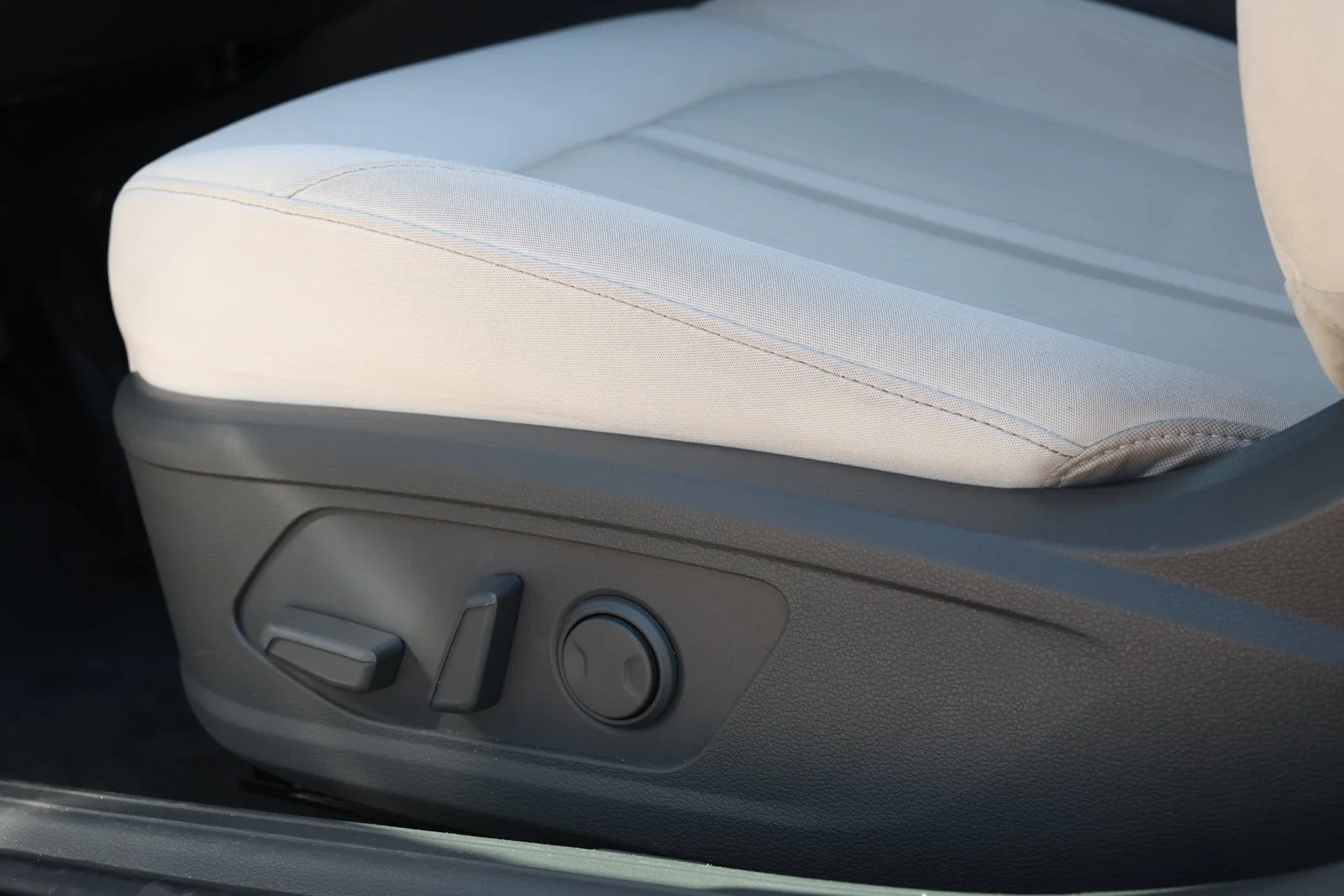 Used 2025 White Hyundai SEL image 30