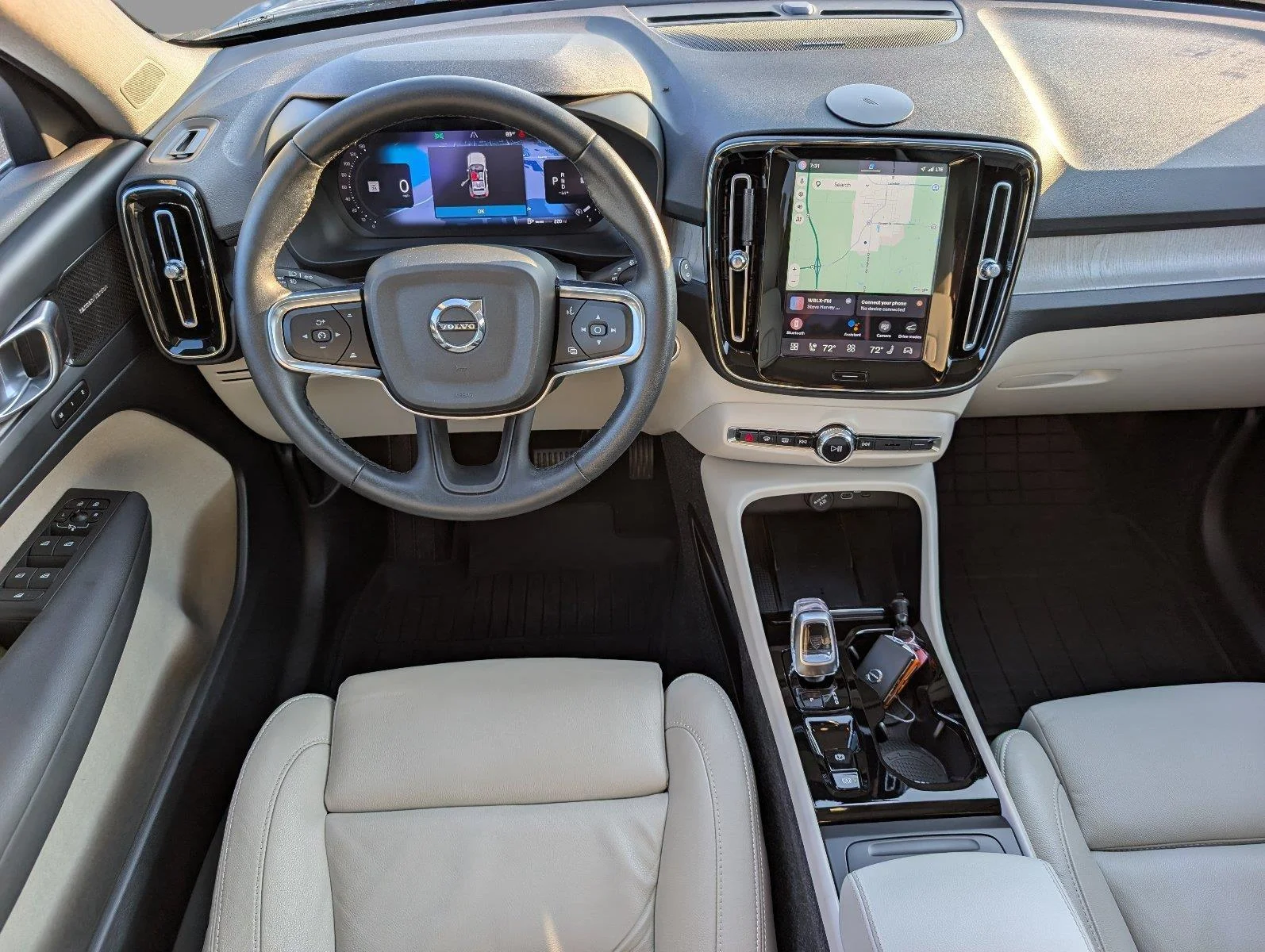 Used 2024 Vapor Grey Metallic Volvo Plus Bright Theme image 31