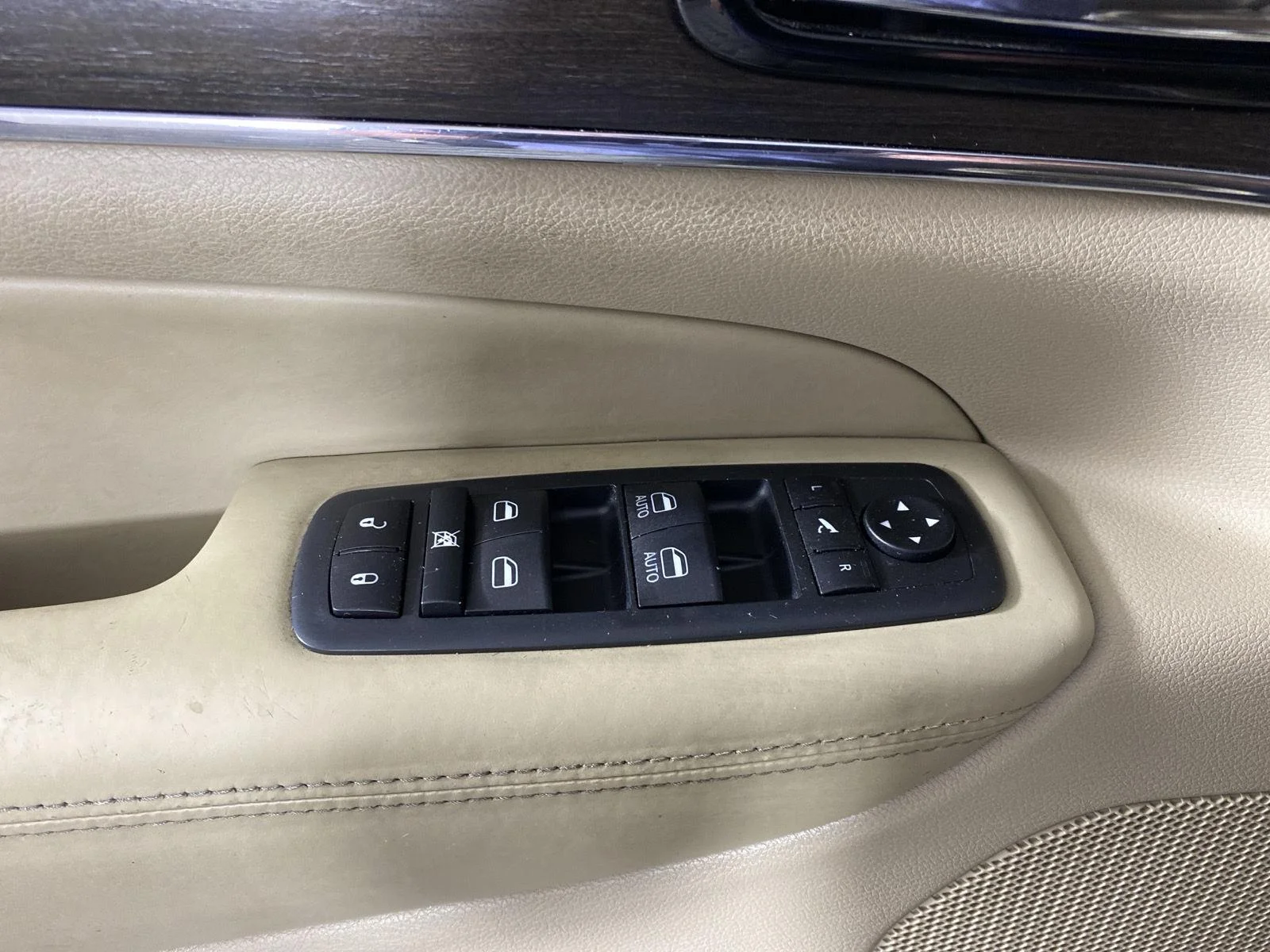 Used 2020 Diamond Black Crystal Pearlcoat Jeep Overland image 22