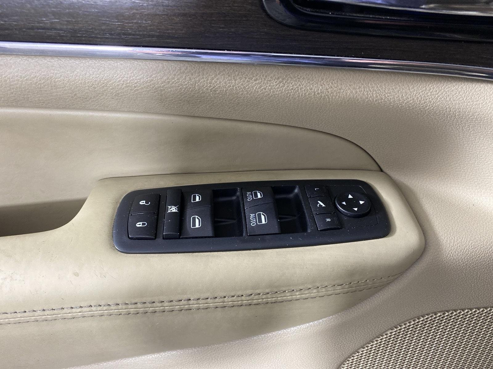 Used 2020 Diamond Black Crystal Pearlcoat Jeep Overland image 22