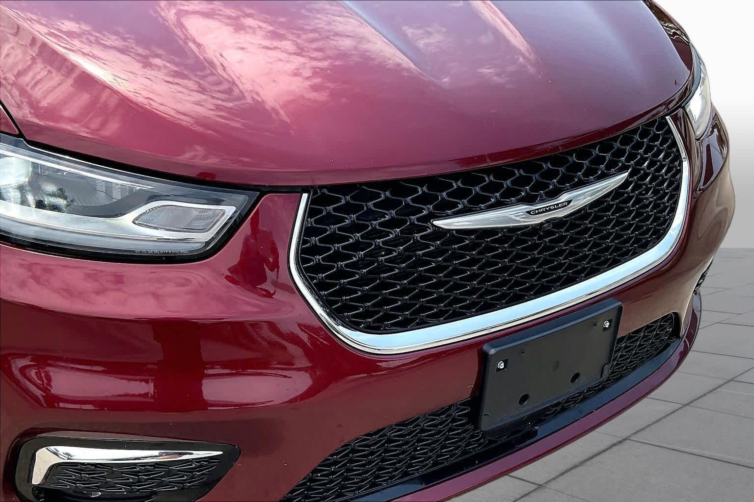 Used 2022 Velvet Red Pearlcoat Chrysler Touring L image 29