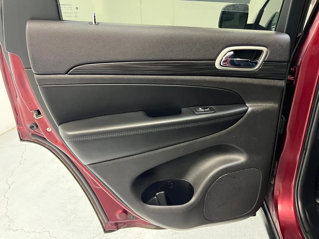 Used 2019 Red Jeep Laredo E image 27