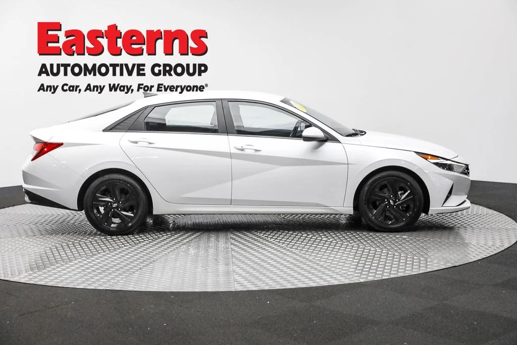 Used 2022 White Hyundai SEL image 4