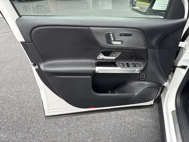 Used 2022  Mercedes-Benz GLB 250 image 26