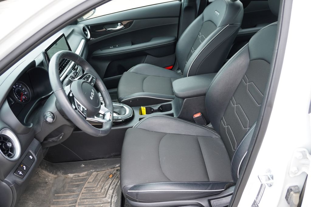 Used 2024 Snow White Pearl Kia GT-Line image 4