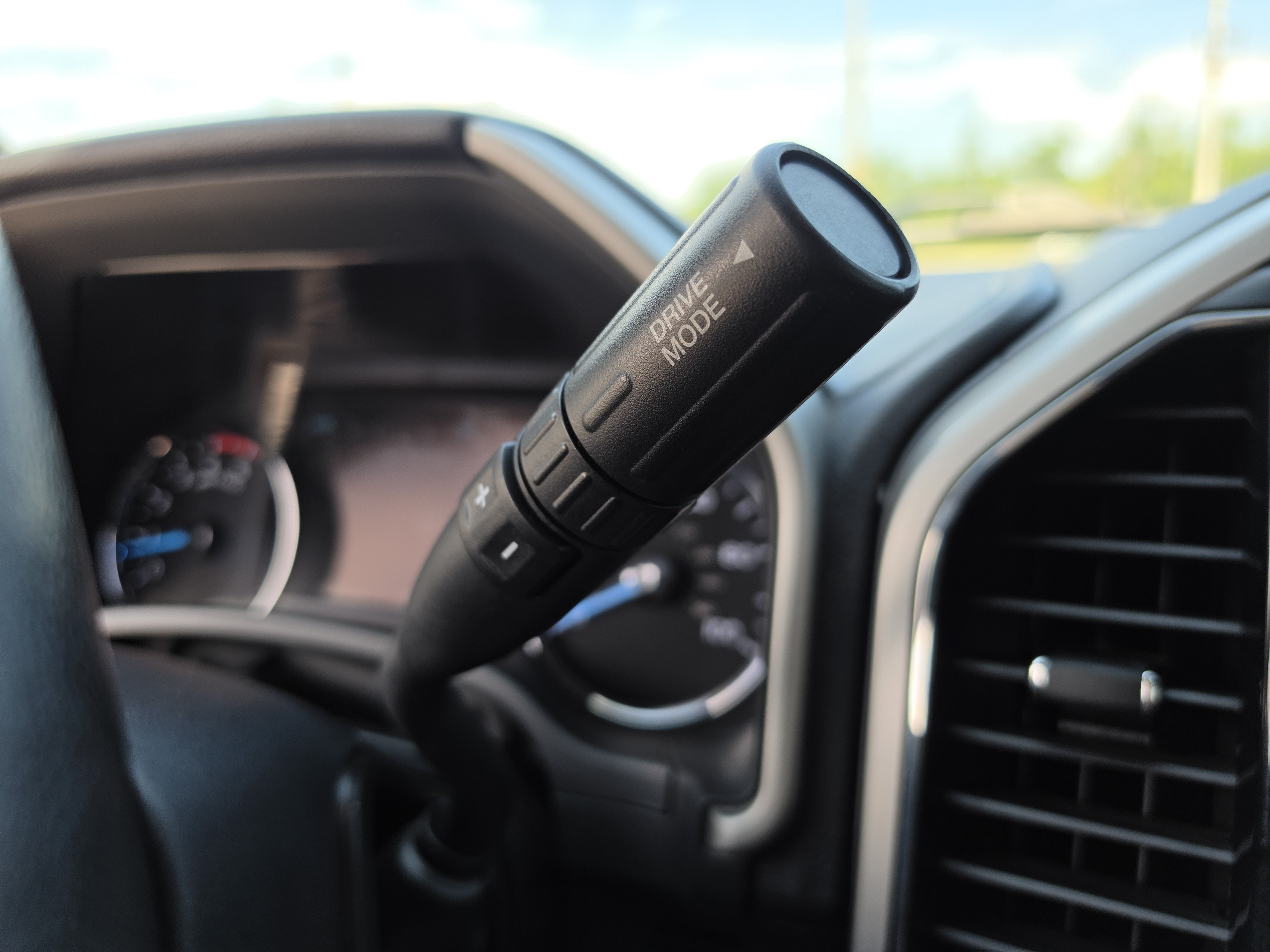 Used 2022 Black Metallic Ford LARIAT image 34