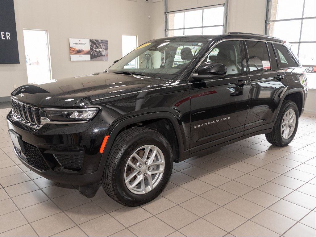 Used 2023 Diamond Black Crystal Pearl Coat Jeep Laredo image 4