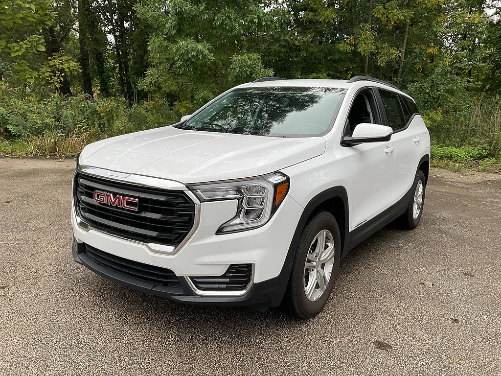Used 2024 Summit White GMC SLE image 3