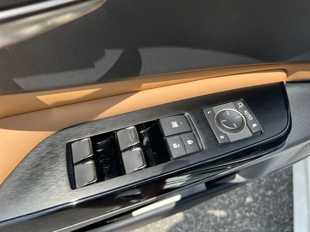 Used 2022 White Lexus 350 image 35