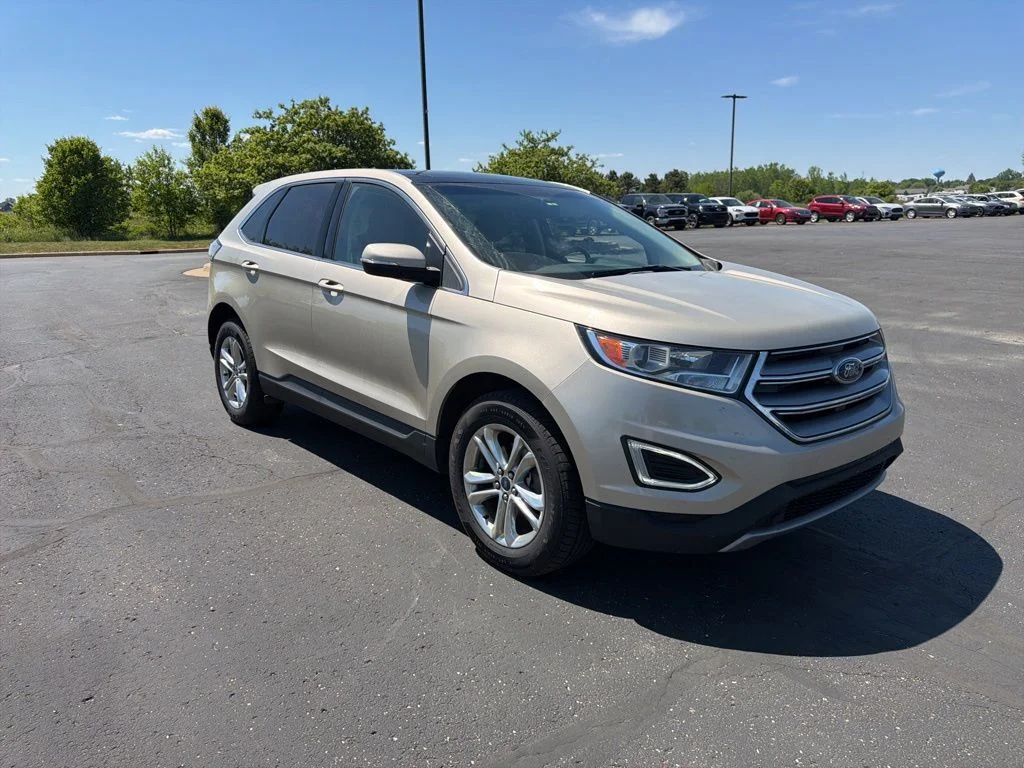 Used 2018 White Gold Metallic Ford SEL image 1