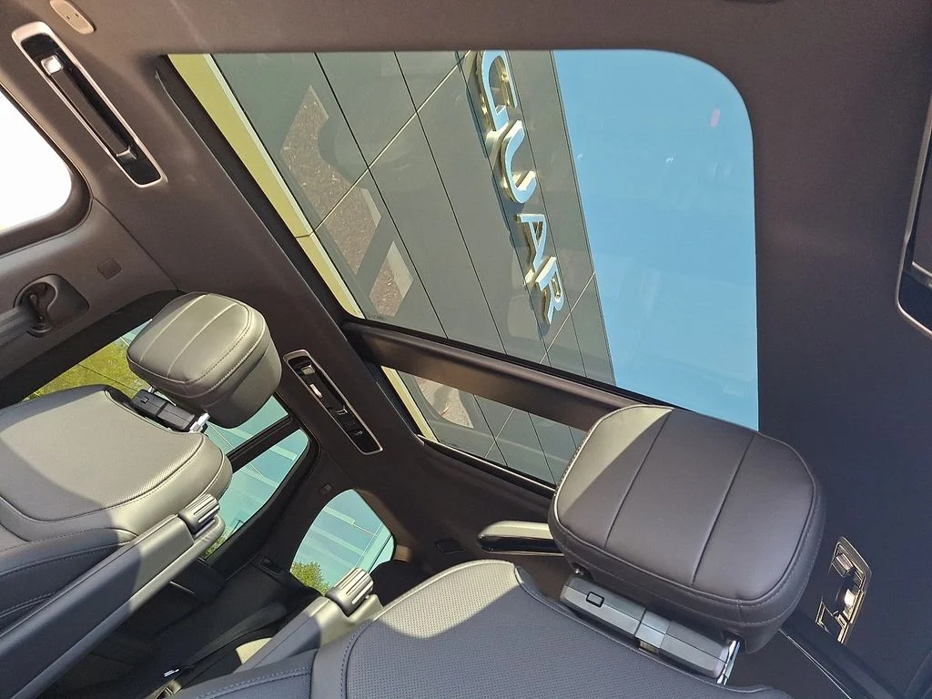 New 2026 Santorini Black Land Rover SE image 9