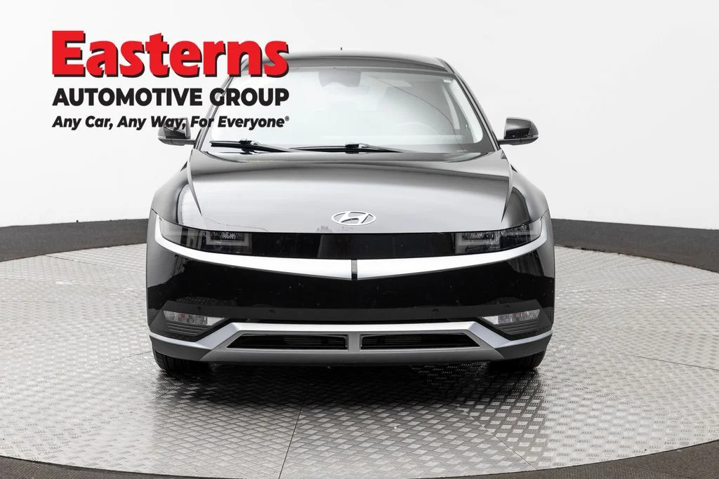Used 2024 Black Hyundai SEL image 2