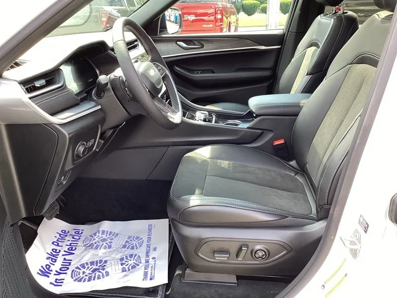 New 2026 Bright White Clearcoat Jeep Laredo Altitude image 28