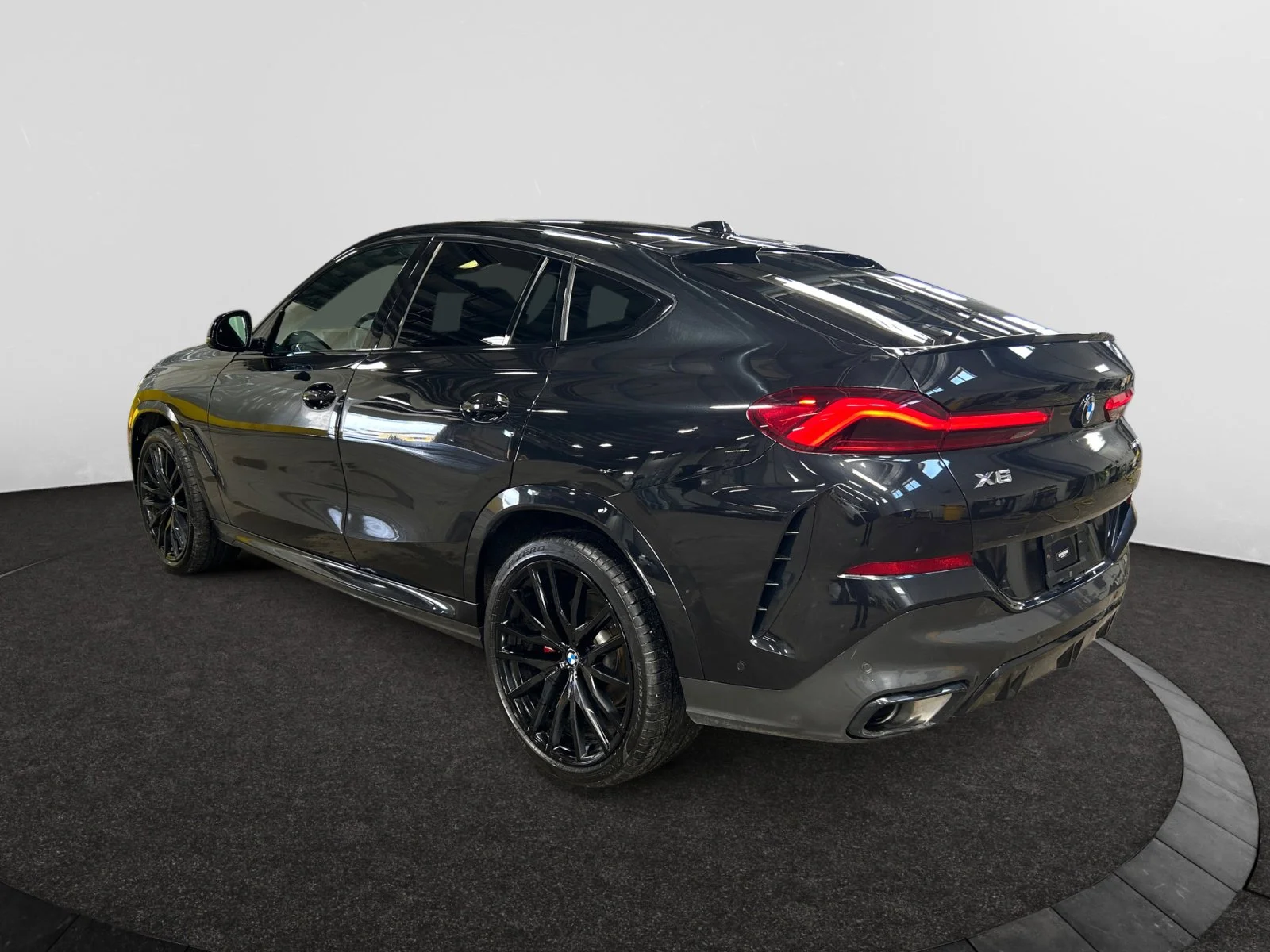 Used 2024 Black BMW xDrive40i image 3