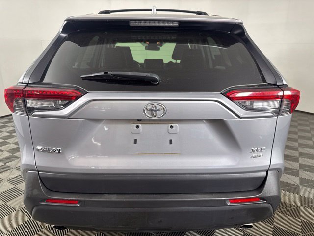 Used 2019 Silver Toyota XLE Premium image 22