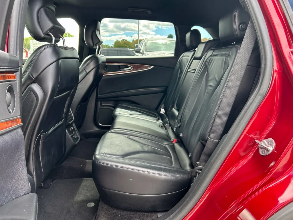 Used 2016 Red Lincoln Select image 27
