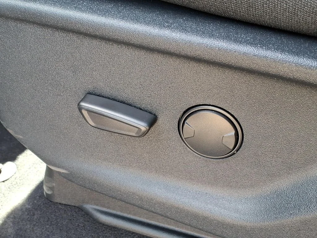 New 2026 Carbonized Gray Metallic Ford XLT image 15
