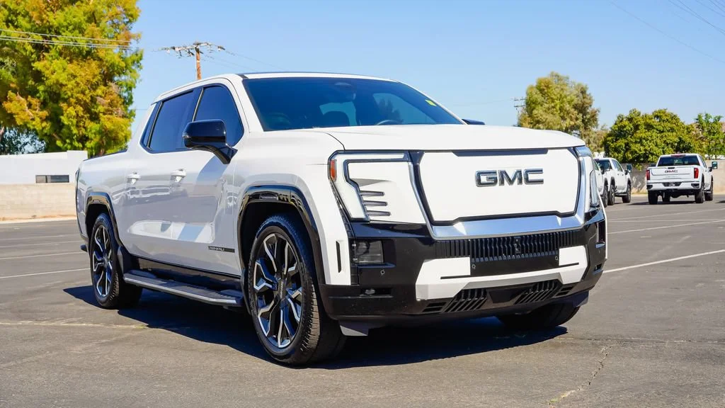 Used 2025 Summit White GMC Extended Range Denali image 7