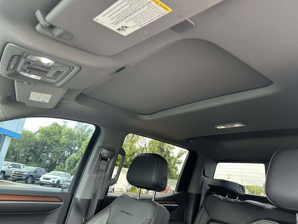 Used 2022 White Frost Tricoat GMC Denali image 19