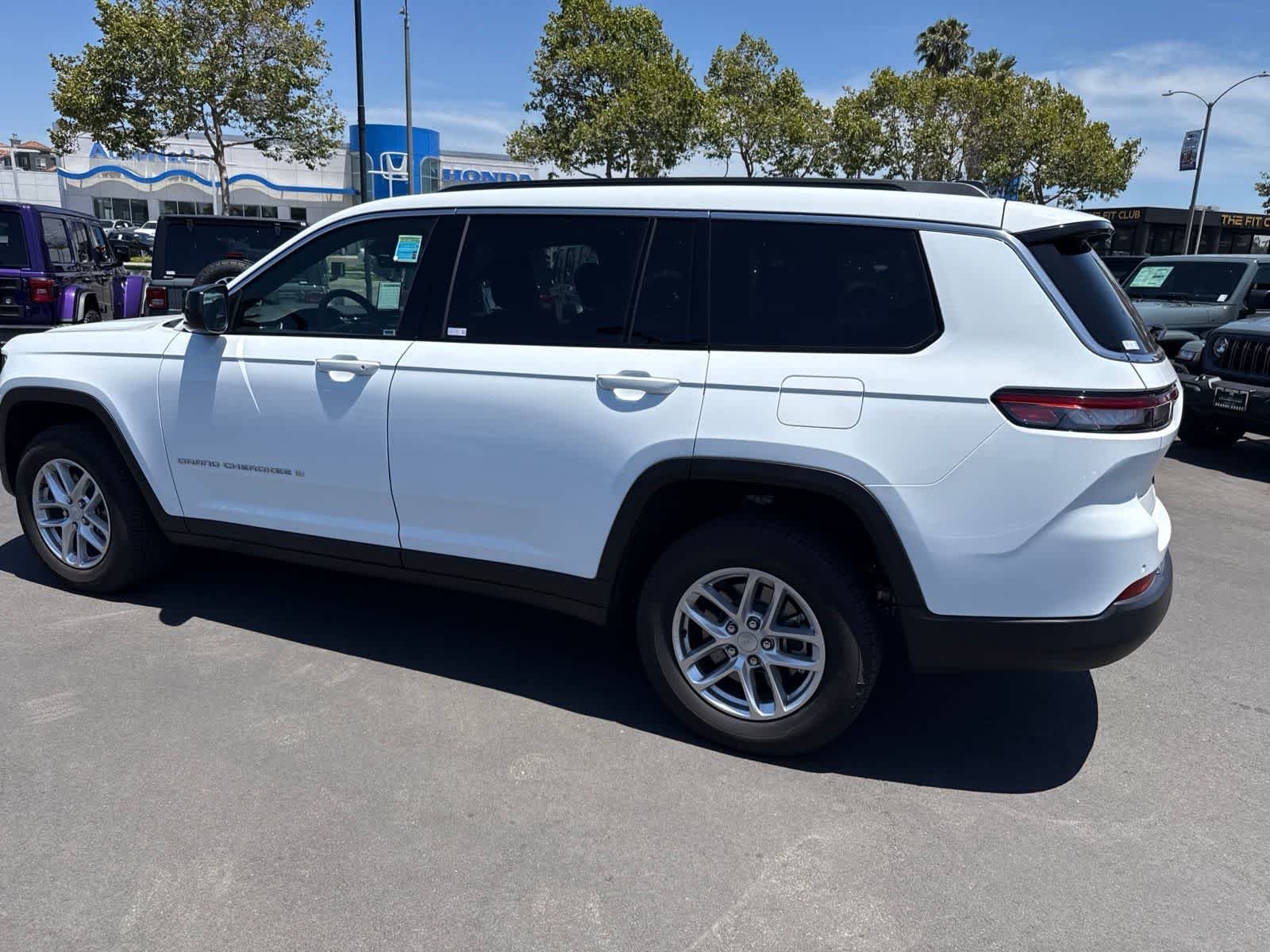 Used 2025 Bright White Clearcoat Jeep Laredo X image 21