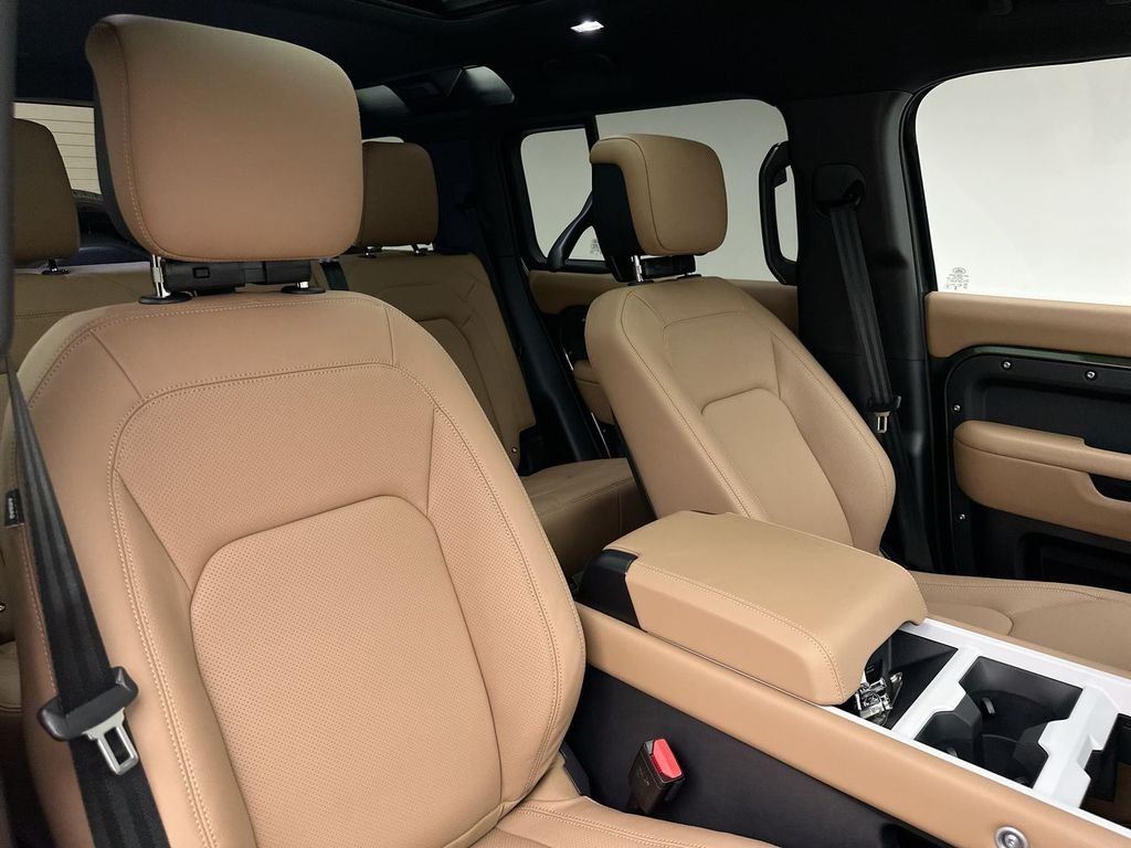 New 2026 Woolstone Green Land Rover X-Dynamic SE image 6