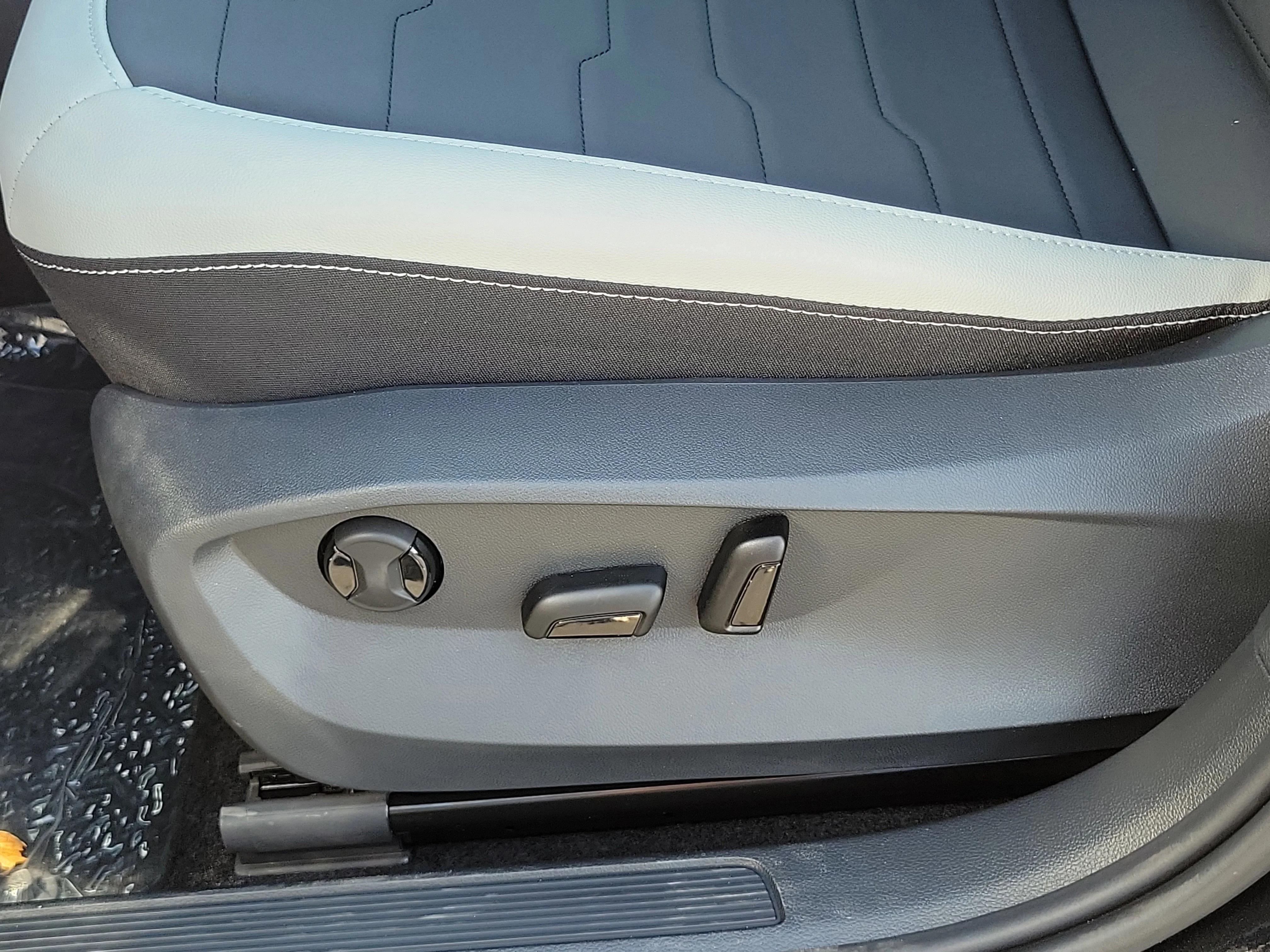 New 2026 Black Volkswagen 1.5T SE image 15
