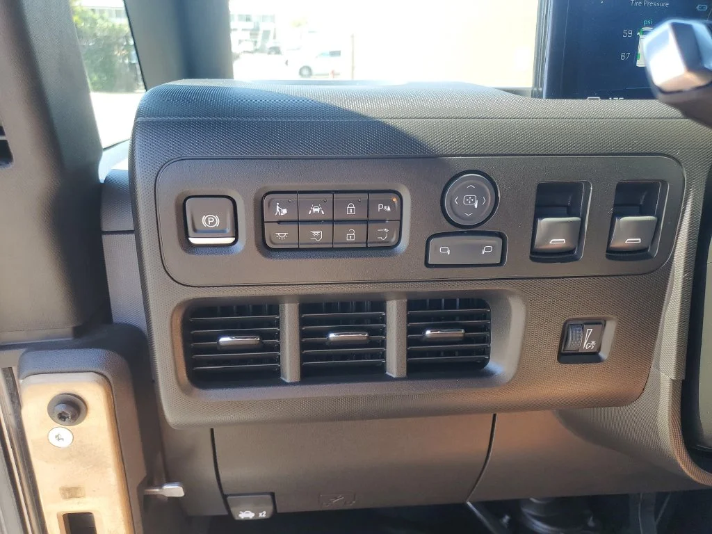 Used 2025 White Chevrolet 600 image 18