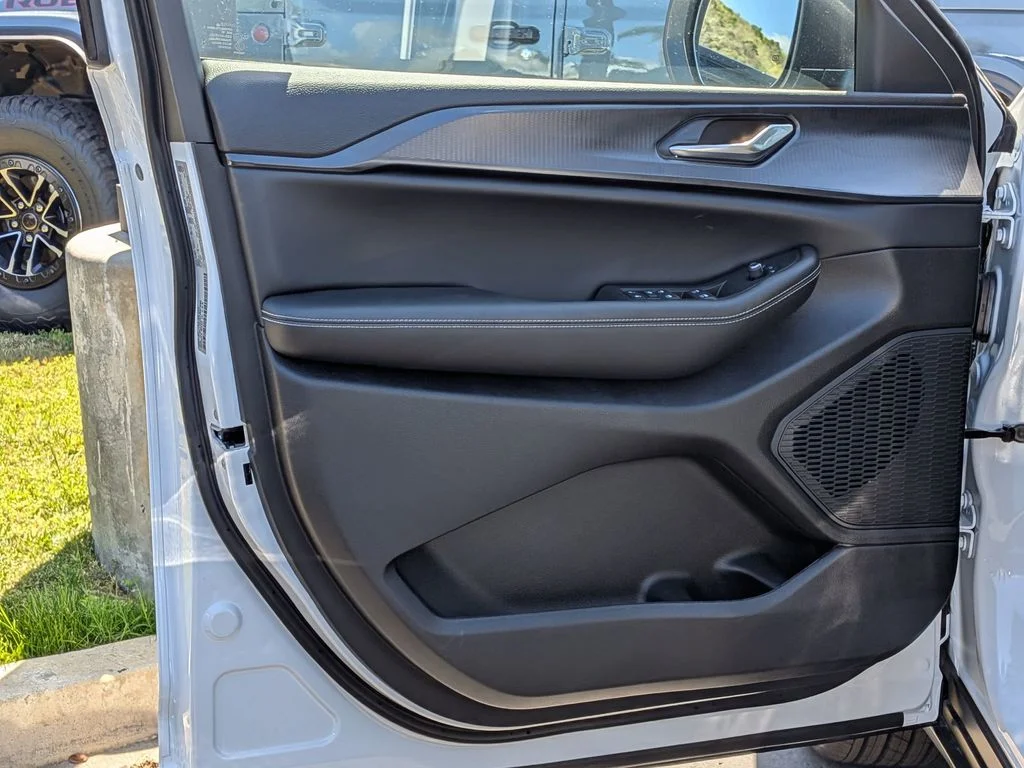 New 2026 Bright White Clear-Coat Exterior Paint Jeep Laredo image 13