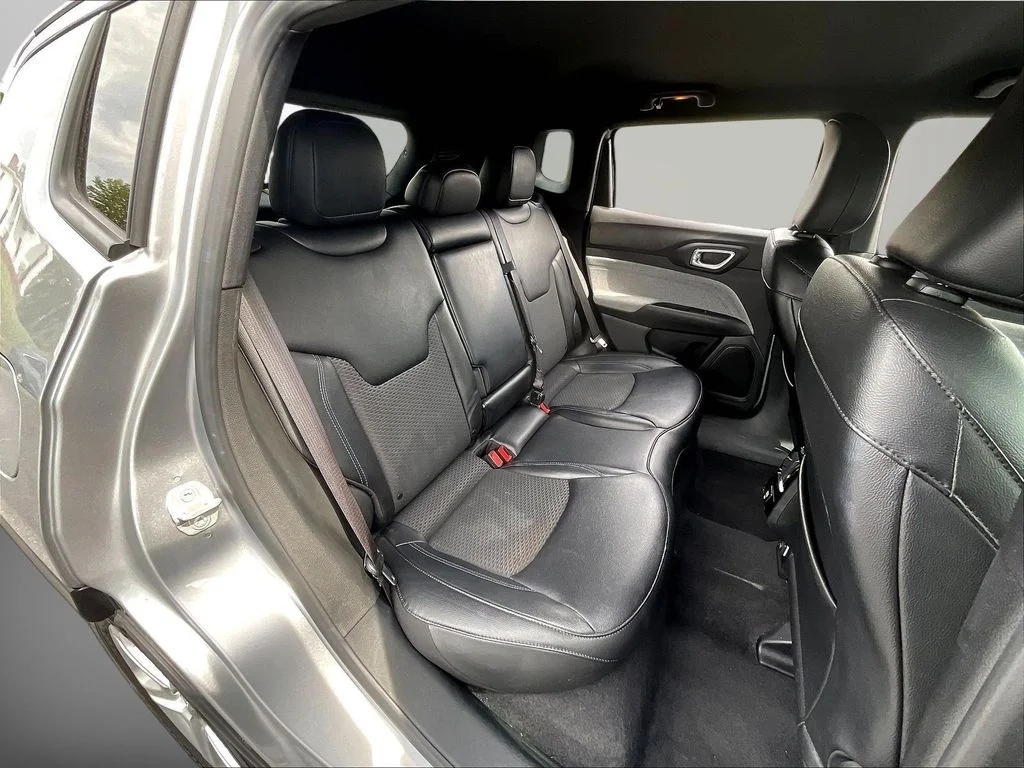 Used 2024 Silver Zynith Metallic Clearcoat Jeep Latitude image 28