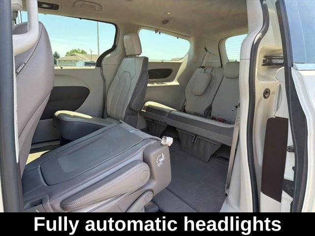Used 2017 White Chrysler Touring L image 22