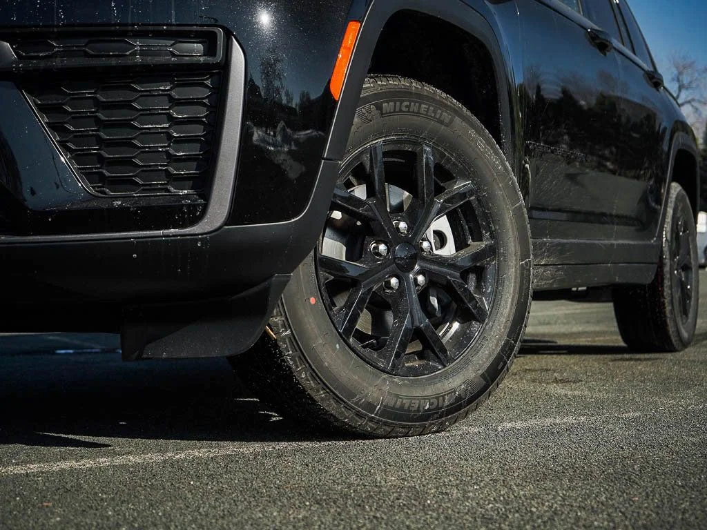 New 2026 Diamond Black Crystal Pearlcoat Jeep Altitude image 5