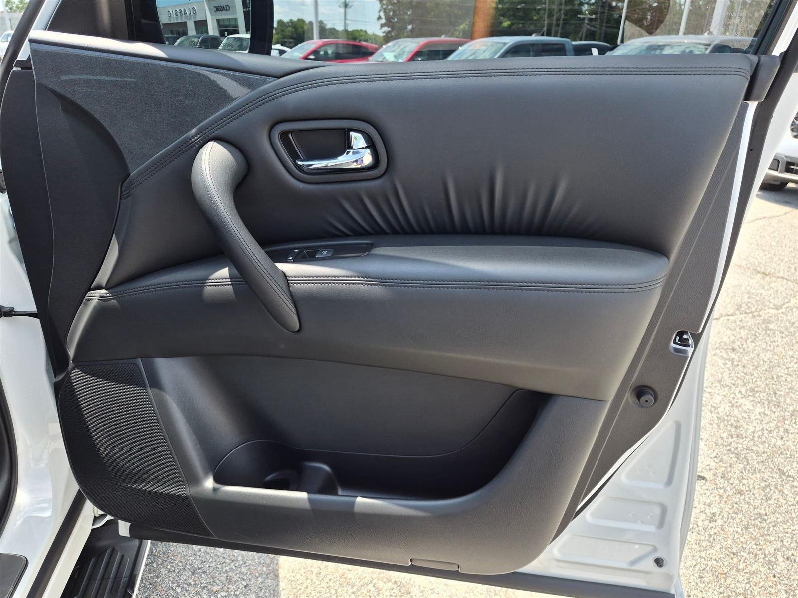 Used 2024 Aspen White Tricoat Nissan SL image 32