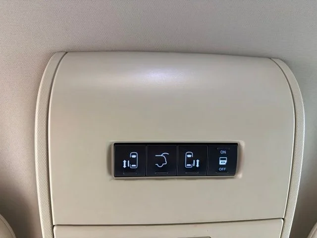 Used 2013 White Chrysler Touring image 18