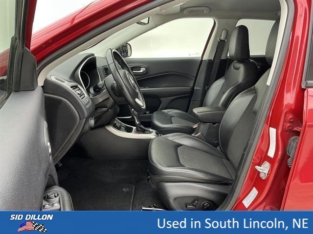 Used 2018 Redline Pearlcoat Jeep Latitude image 16