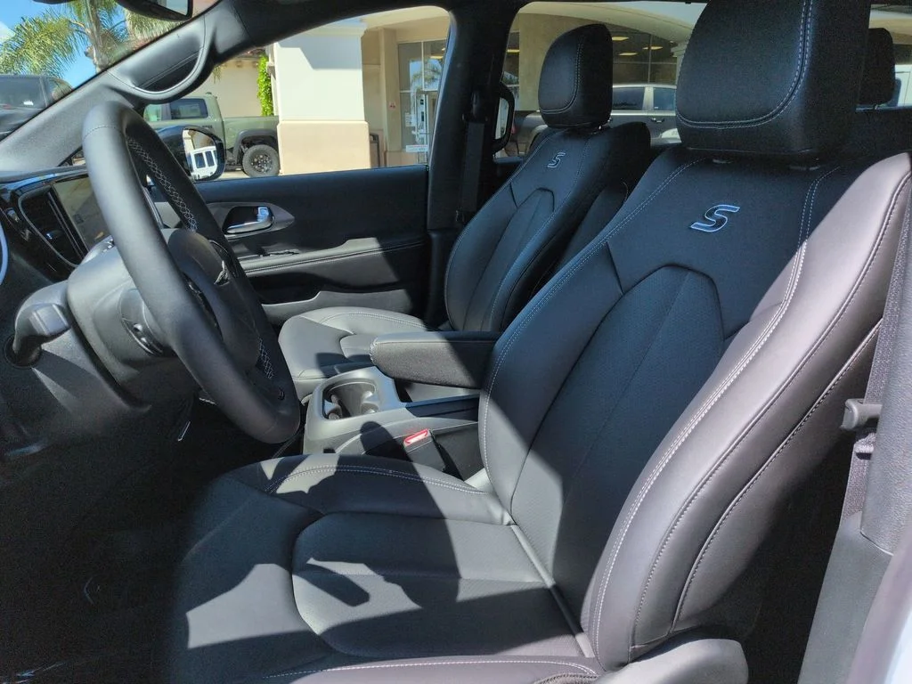 Used 2026 White Chrysler Select image 11